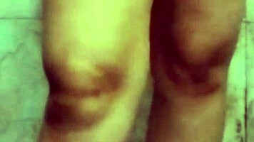 Hot Desi girlfriend masturbating in bathroom with dirty talk!