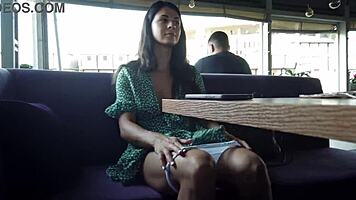 继妹赌输，在公共餐厅露逼