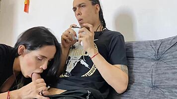 Mientras Mi Hermanastro Juega Su Videojuego Yo Juego Con Su Gran Polla