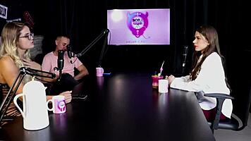 18+顺从少女户外BDSM fetish调教采访